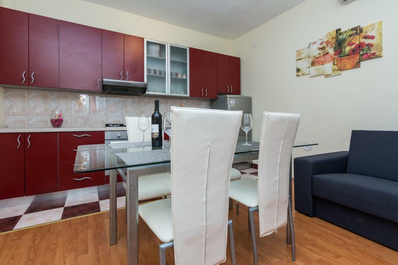 Apartman Mladenka Sukošan Exterior foto
